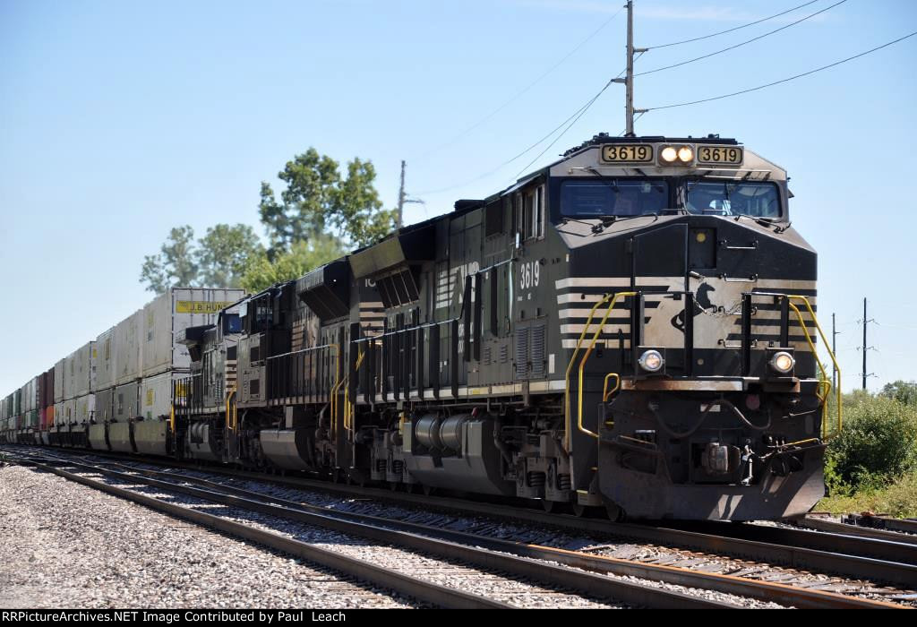 Intermodal crosses onto the ex-Wabash